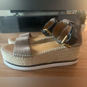 SEE BY CHLOE  Platform Sandal in suede taupe and black stap